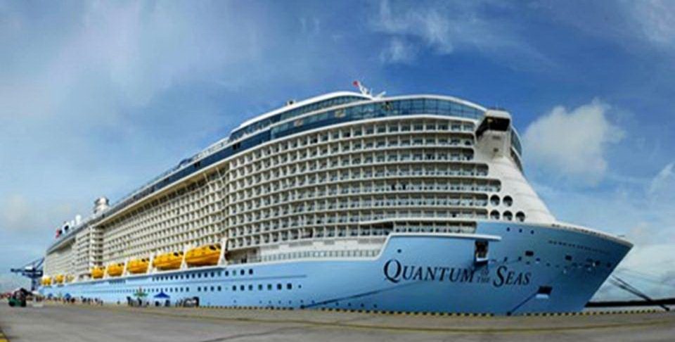 Tàu Quantum of the seas dài 347m, cao 18 tầng sức chứa 4905 khách cùng 1500 thuyền viên